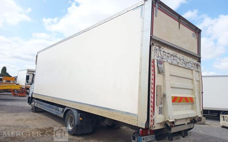 MERCEDES ATEGO 1224 AVEC HAYON DIESEL – PTAC : 11,99 TONNES – 707398 KMS – ANNEE 2017 BLANC EM-617-EZ