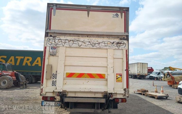 MERCEDES ATEGO 1224 AVEC HAYON DIESEL – PTAC : 11,99 TONNES – 707398 KMS – ANNEE 2017 BLANC EM-617-EZ