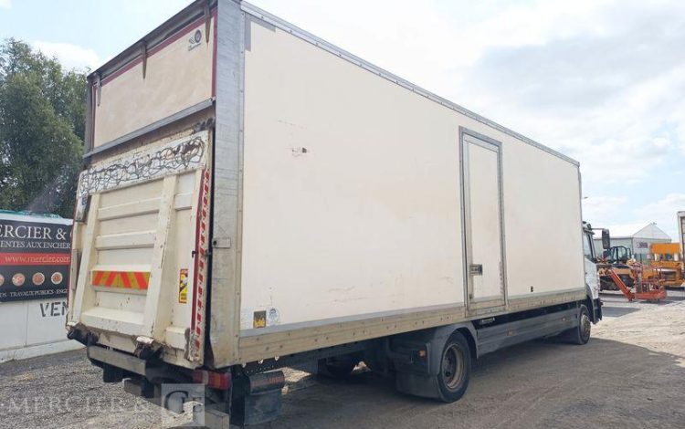MERCEDES ATEGO 1224 AVEC HAYON DIESEL – PTAC : 11,99 TONNES – 707398 KMS – ANNEE 2017 BLANC EM-617-EZ