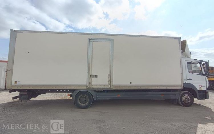 MERCEDES ATEGO 1224 AVEC HAYON DIESEL – PTAC : 11,99 TONNES – 707398 KMS – ANNEE 2017 BLANC EM-617-EZ