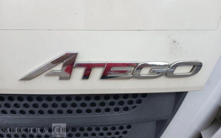MERCEDES ATEGO 1224 AVEC HAYON DIESEL – PTAC : 11,99 TONNES – 707398 KMS – ANNEE 2017 BLANC EM-617-EZ