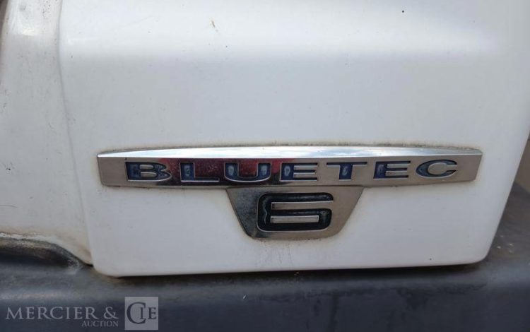 MERCEDES ATEGO 1224 AVEC HAYON DIESEL – PTAC : 11,99 TONNES – 707398 KMS – ANNEE 2017 BLANC EM-617-EZ