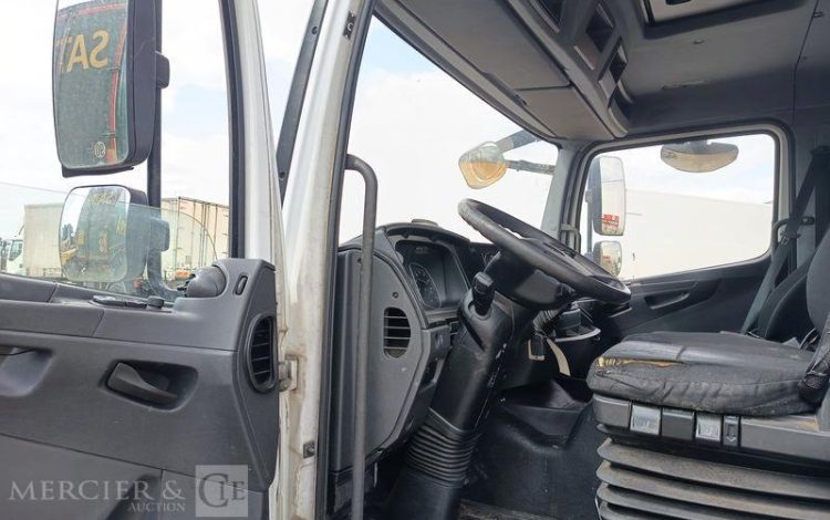 MERCEDES ATEGO 1224 AVEC HAYON DIESEL – PTAC : 11,99 TONNES – 707398 KMS – ANNEE 2017 BLANC EM-617-EZ