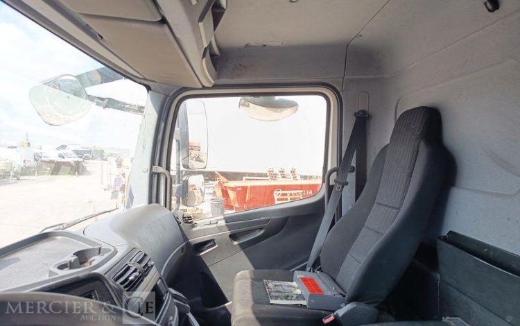MERCEDES ATEGO 1224 AVEC HAYON DIESEL – PTAC : 11,99 TONNES – 707398 KMS – ANNEE 2017 BLANC EM-617-EZ