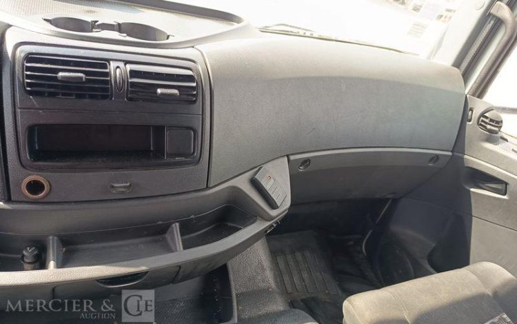 MERCEDES ATEGO 1224 AVEC HAYON DIESEL – PTAC : 11,99 TONNES – 707398 KMS – ANNEE 2017 BLANC EM-617-EZ
