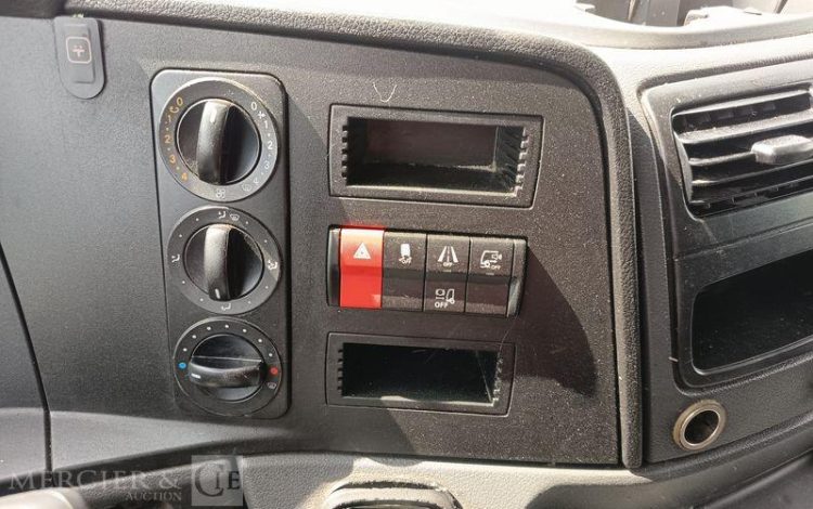 MERCEDES ATEGO 1224 AVEC HAYON DIESEL – PTAC : 11,99 TONNES – 707398 KMS – ANNEE 2017 BLANC EM-617-EZ