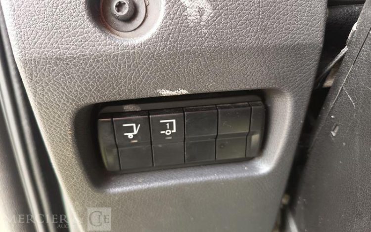 MERCEDES ATEGO 1224 AVEC HAYON DIESEL – PTAC : 11,99 TONNES – 707398 KMS – ANNEE 2017 BLANC EM-617-EZ