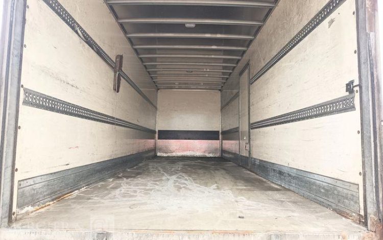 MERCEDES ATEGO 1224 AVEC HAYON DIESEL – PTAC : 11,99 TONNES – 707398 KMS – ANNEE 2017 BLANC EM-617-EZ