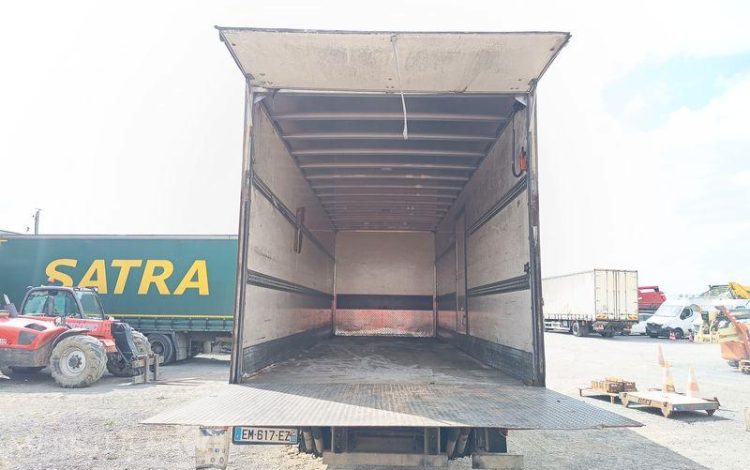 MERCEDES ATEGO 1224 AVEC HAYON DIESEL – PTAC : 11,99 TONNES – 707398 KMS – ANNEE 2017 BLANC EM-617-EZ