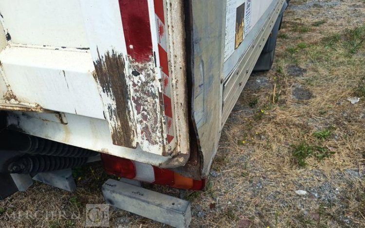 MERCEDES ATEGO 1224 AVEC HAYON DIESEL – PTAC : 11,99 TONNES – 707398 KMS – ANNEE 2017 BLANC EM-617-EZ