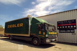 MERCEDES ATEGO 1524 – PORTEUR CAISSE HAYON – 4X2 – PTAC 14T800  EV-455-ZR
