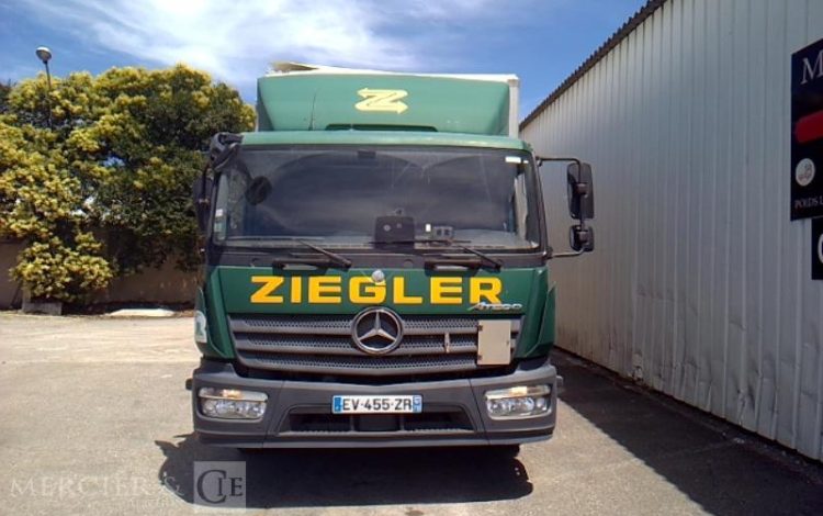 MERCEDES ATEGO 1524 – PORTEUR CAISSE HAYON – 4X2 – PTAC 14T800  EV-455-ZR