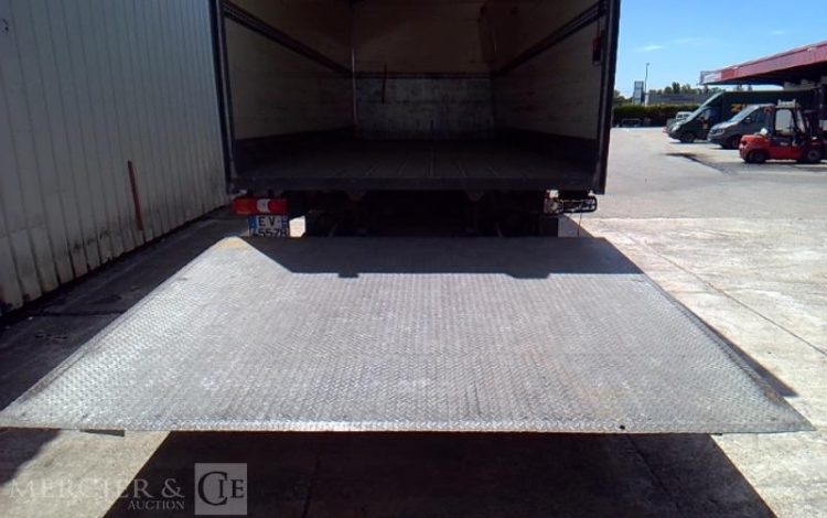 MERCEDES ATEGO 1524 – PORTEUR CAISSE HAYON – 4X2 – PTAC 14T800  EV-455-ZR