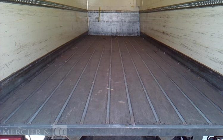 MERCEDES ATEGO 1524 – PORTEUR CAISSE HAYON – 4X2 – PTAC 14T800  EV-455-ZR