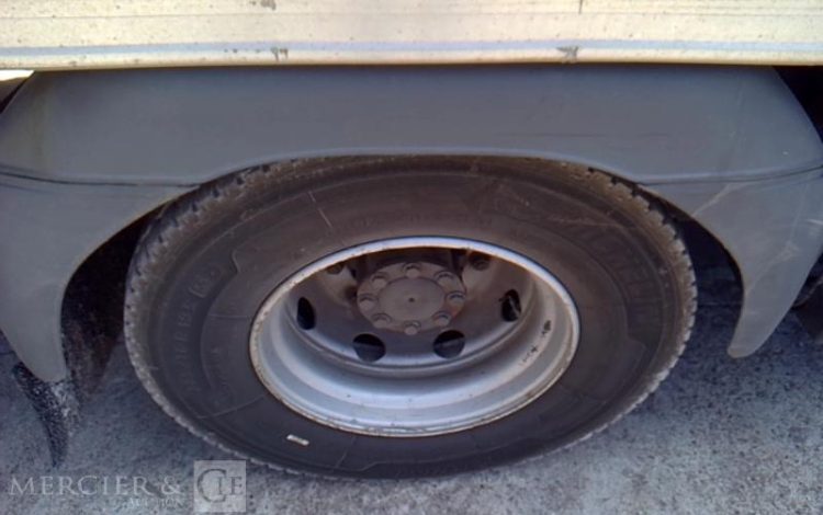 MERCEDES ATEGO 1524 – PORTEUR CAISSE HAYON – 4X2 – PTAC 14T800  EV-455-ZR