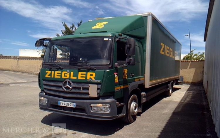MERCEDES ATEGO 1524 – PORTEUR CAISSE HAYON – 4X2 – PTAC 14T800  EV-455-ZR