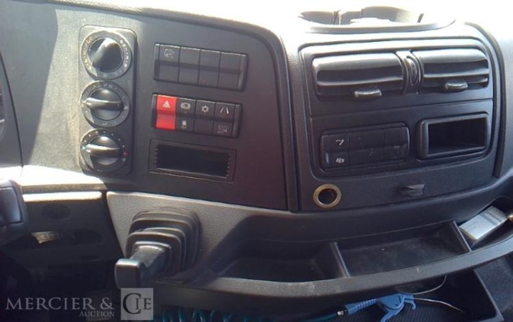 MERCEDES ATEGO 1524 – PORTEUR CAISSE HAYON – 4X2 – PTAC 14T800  EV-455-ZR