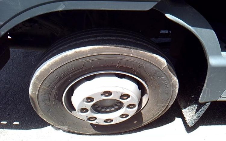 MERCEDES ATEGO 1524 – PORTEUR CAISSE HAYON – 4X2 – PTAC 14T800  EV-455-ZR