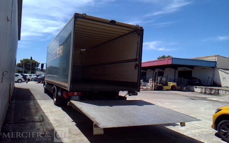 MERCEDES ATEGO 1524 – PORTEUR CAISSE HAYON – 4X2 – PTAC 14T800  EV-455-ZR