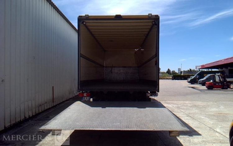 MERCEDES ATEGO 1524 – PORTEUR CAISSE HAYON – 4X2 – PTAC 14T800  EV-455-ZR