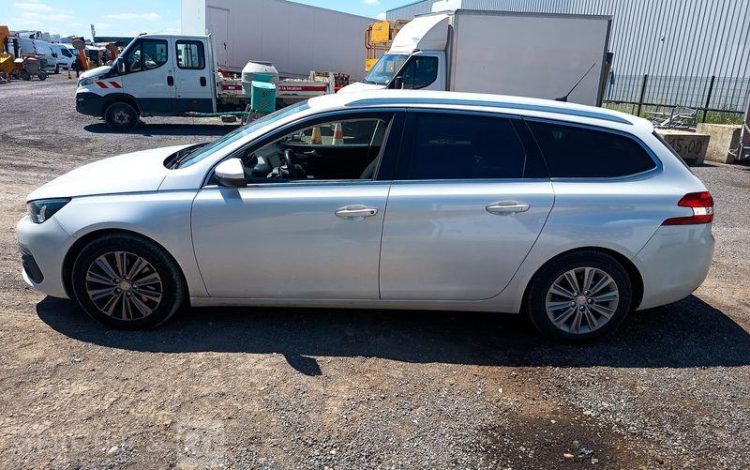 PEUGEOT 308 II SW 2.0 BLUEHDI 150 CH ALLURE EAT – DIESEL – 231213 KMS – ANNEE 2018 BLANC EV-614-HN