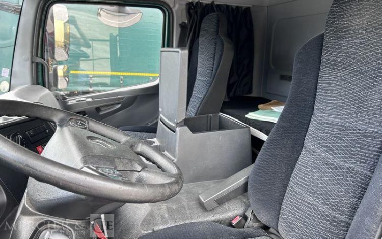 MERCEDES ATEGO 1524 CAISSE HAYON VERT EV-743-ZP