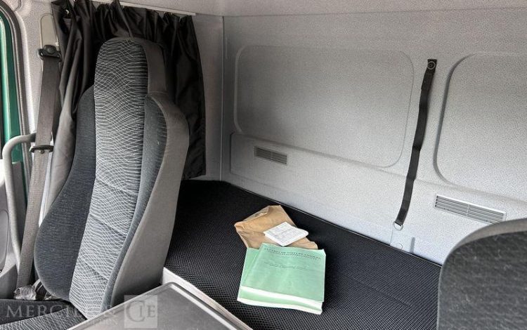 MERCEDES ATEGO 1524 CAISSE HAYON VERT EV-743-ZP
