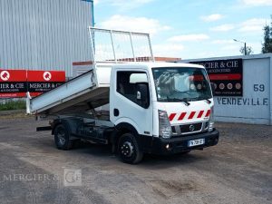 NISSAN NT400 AVEC BENNE JPM – DIESEL – 66083 KMS – ANNEE 2020 BLANC FN-708-QT