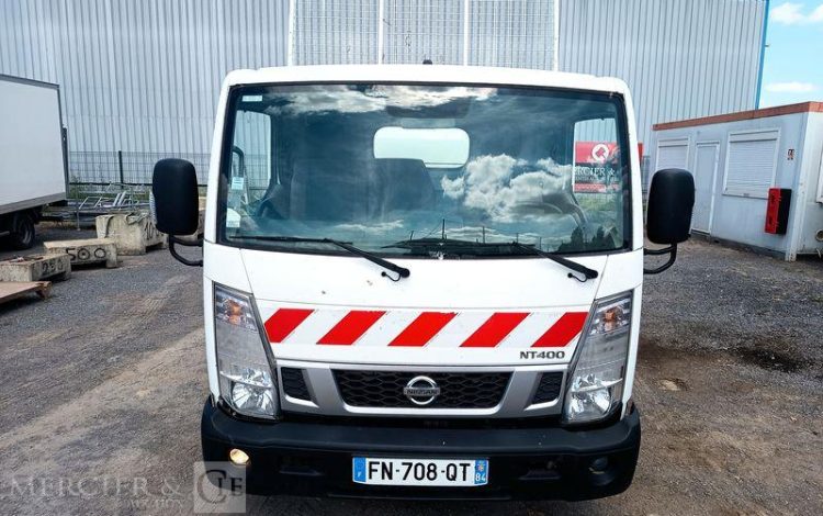 NISSAN NT400 AVEC BENNE JPM – DIESEL – 66083 KMS – ANNEE 2020 BLANC FN-708-QT
