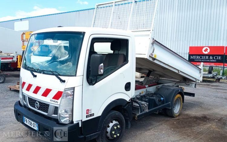 NISSAN NT400 AVEC BENNE JPM – DIESEL – 66083 KMS – ANNEE 2020 BLANC FN-708-QT