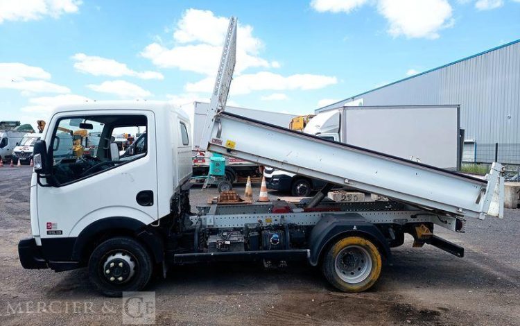 NISSAN NT400 AVEC BENNE JPM – DIESEL – 66083 KMS – ANNEE 2020 BLANC FN-708-QT