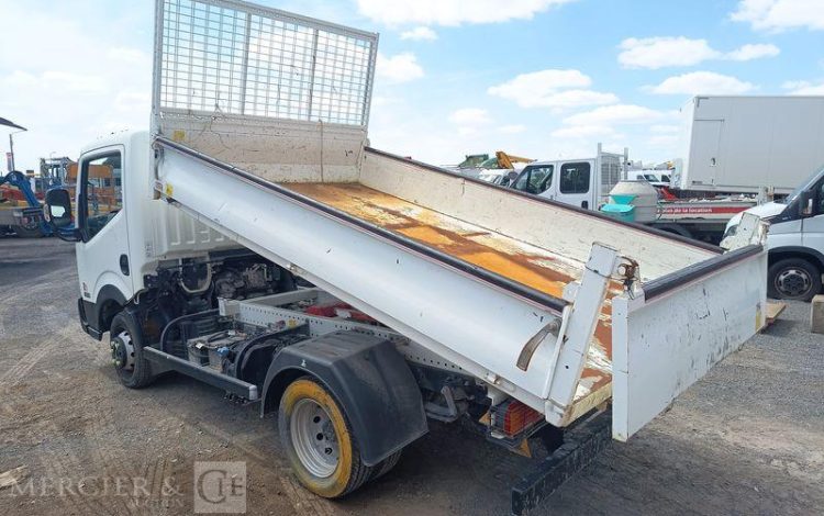 NISSAN NT400 AVEC BENNE JPM – DIESEL – 66083 KMS – ANNEE 2020 BLANC FN-708-QT