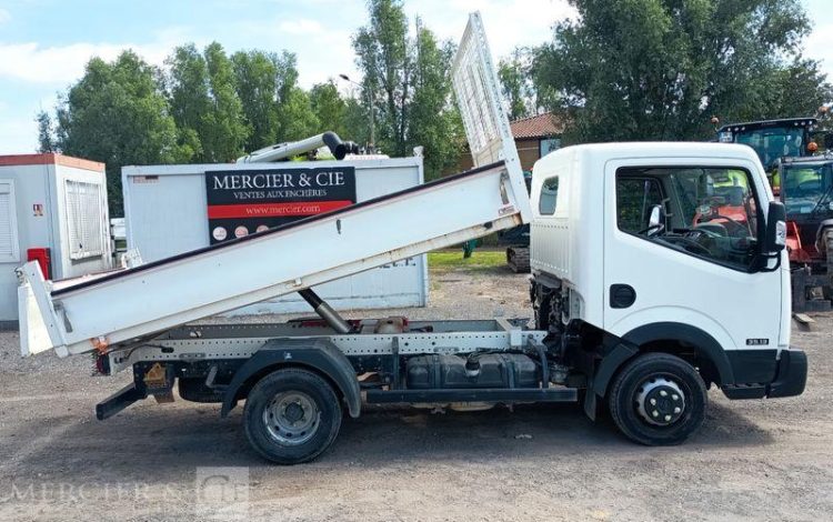 NISSAN NT400 AVEC BENNE JPM – DIESEL – 66083 KMS – ANNEE 2020 BLANC FN-708-QT