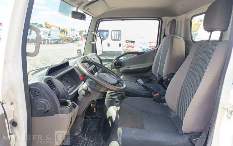 NISSAN NT400 AVEC BENNE JPM – DIESEL – 66083 KMS – ANNEE 2020 BLANC FN-708-QT