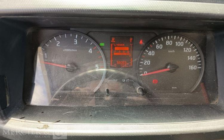 NISSAN NT400 AVEC BENNE JPM – DIESEL – 66083 KMS – ANNEE 2020 BLANC FN-708-QT