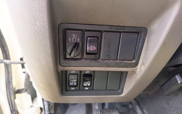 NISSAN NT400 AVEC BENNE JPM – DIESEL – 66083 KMS – ANNEE 2020 BLANC FN-708-QT