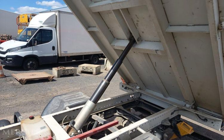 NISSAN NT400 AVEC BENNE JPM – DIESEL – 66083 KMS – ANNEE 2020 BLANC FN-708-QT