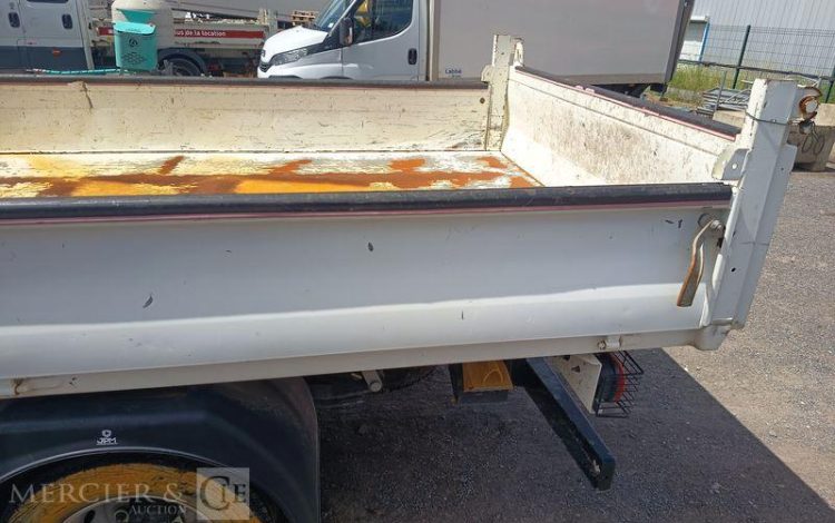 NISSAN NT400 AVEC BENNE JPM – DIESEL – 66083 KMS – ANNEE 2020 BLANC FN-708-QT