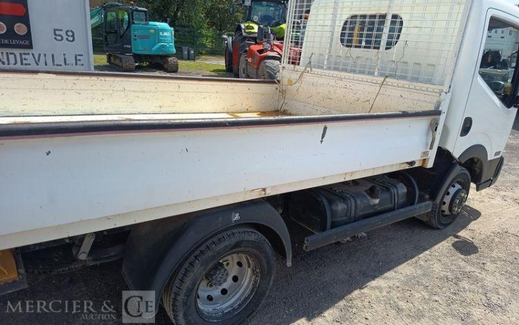 NISSAN NT400 AVEC BENNE JPM – DIESEL – 66083 KMS – ANNEE 2020 BLANC FN-708-QT