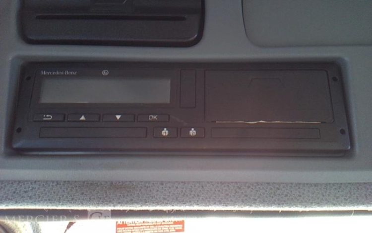 MERCEDES ATEGO 1324 – PORTEUR – HAYON  – 4X2 – PTAC 13T5  FR-792-MR