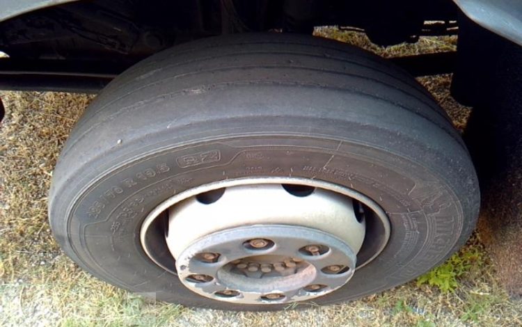 MERCEDES ATEGO 1324 – PORTEUR – HAYON  – 4X2 – PTAC 13T5  FR-792-MR