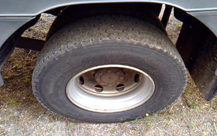 MERCEDES ATEGO 1324 – PORTEUR – HAYON  – 4X2 – PTAC 13T5  FR-792-MR