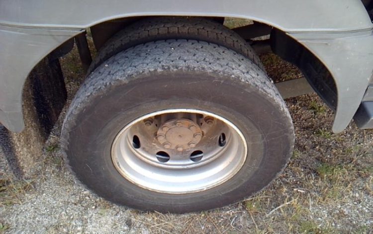 MERCEDES ATEGO 1324 – PORTEUR – HAYON  – 4X2 – PTAC 13T5  FR-792-MR