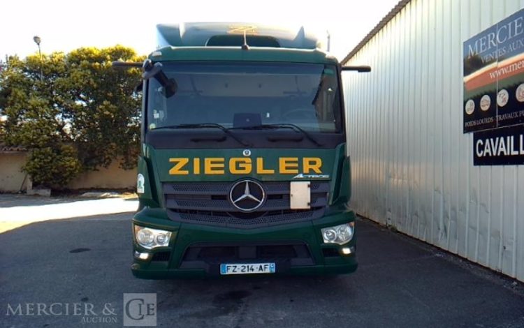 MERCEDES ACTROS 1833 PORTEUR CAISSE HAYON – 4X2 – PTAC 19T  FZ-214-AF