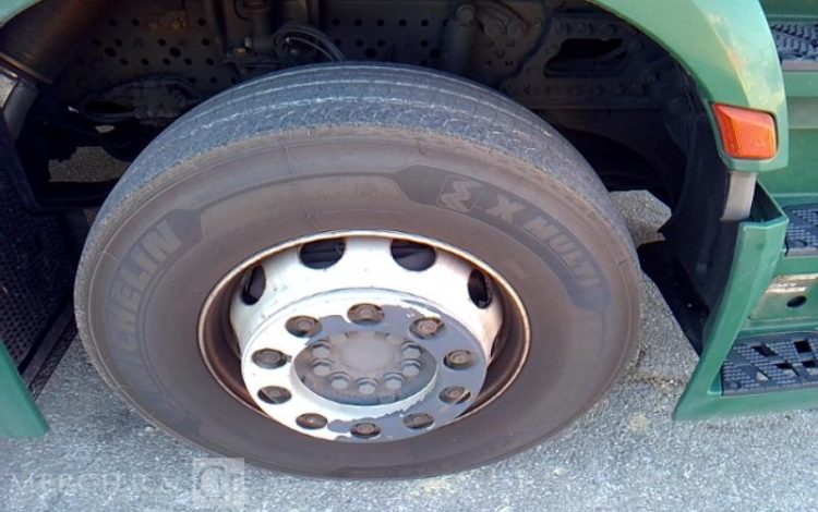 MERCEDES ACTROS 1833 PORTEUR CAISSE HAYON – 4X2 – PTAC 19T  FZ-214-AF