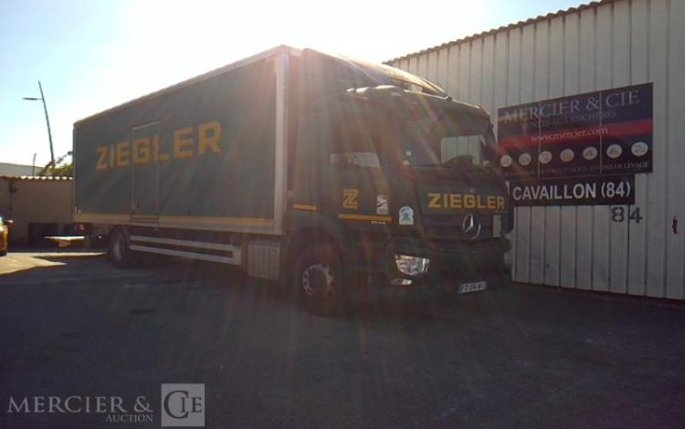 MERCEDES ACTROS 1833 PORTEUR CAISSE HAYON – 4X2 – PTAC 19T  FZ-214-AF