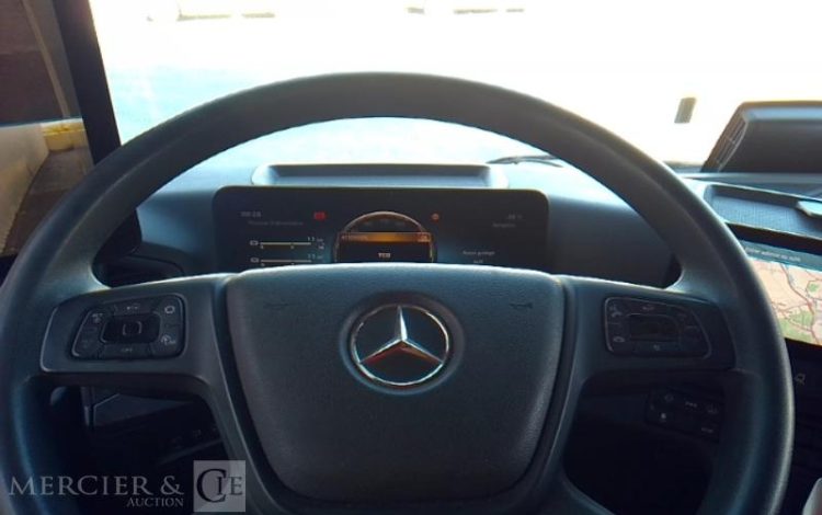 MERCEDES ACTROS 1833 PORTEUR CAISSE HAYON – 4X2 – PTAC 19T  FZ-214-AF