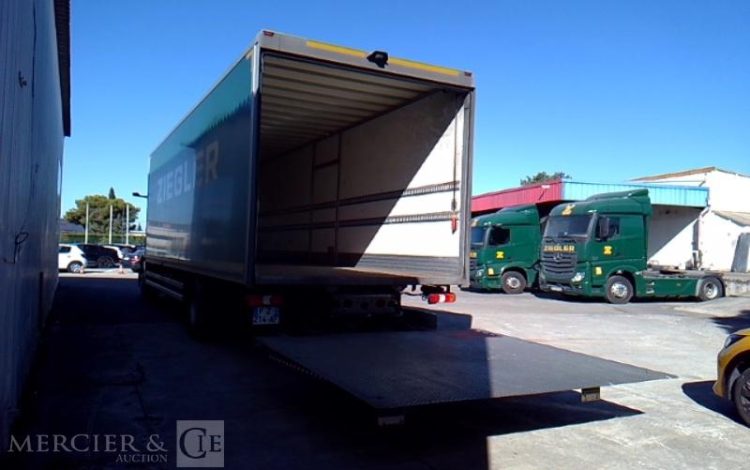 MERCEDES ACTROS 1833 PORTEUR CAISSE HAYON – 4X2 – PTAC 19T  FZ-214-AF