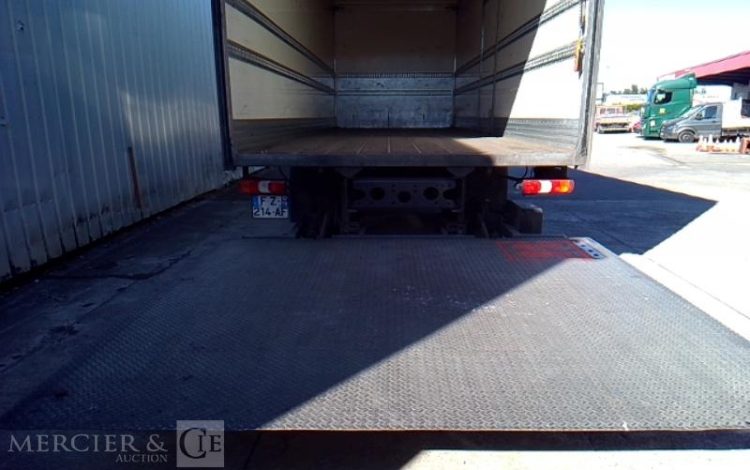 MERCEDES ACTROS 1833 PORTEUR CAISSE HAYON – 4X2 – PTAC 19T  FZ-214-AF