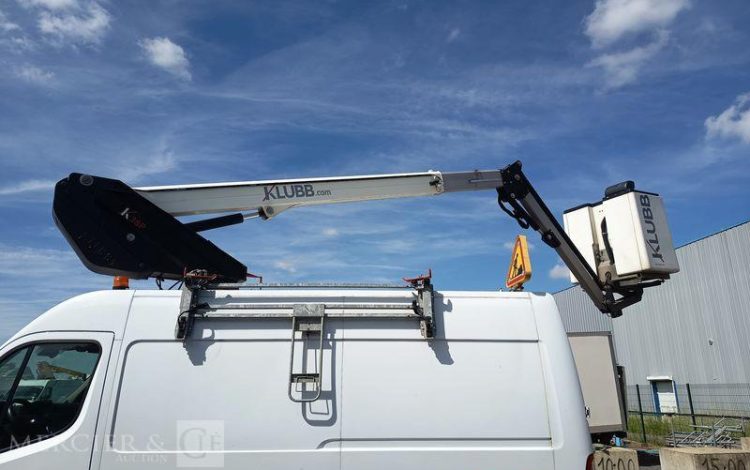 RENAULT MASTER 2.3 DCI 150 CH AVEC NACELLE KLUBB K38P – 12 M – DIESEL – ANNEE 2022 BLANC GE-711-RD